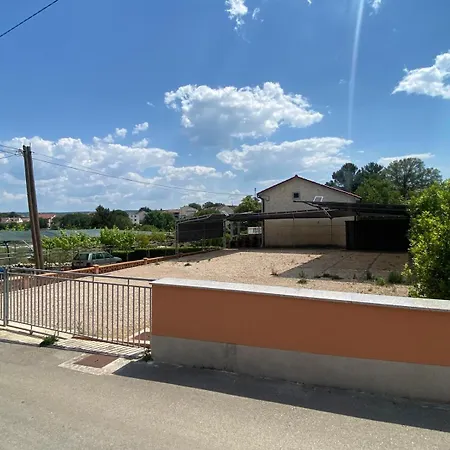 Beach Apartment Vantacici