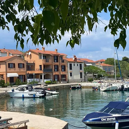 Beach Apartment Vantacici